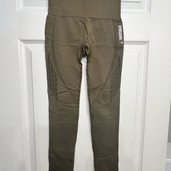 Gym shark sports bra and legging set (high waisted) - Picture 2 of 3